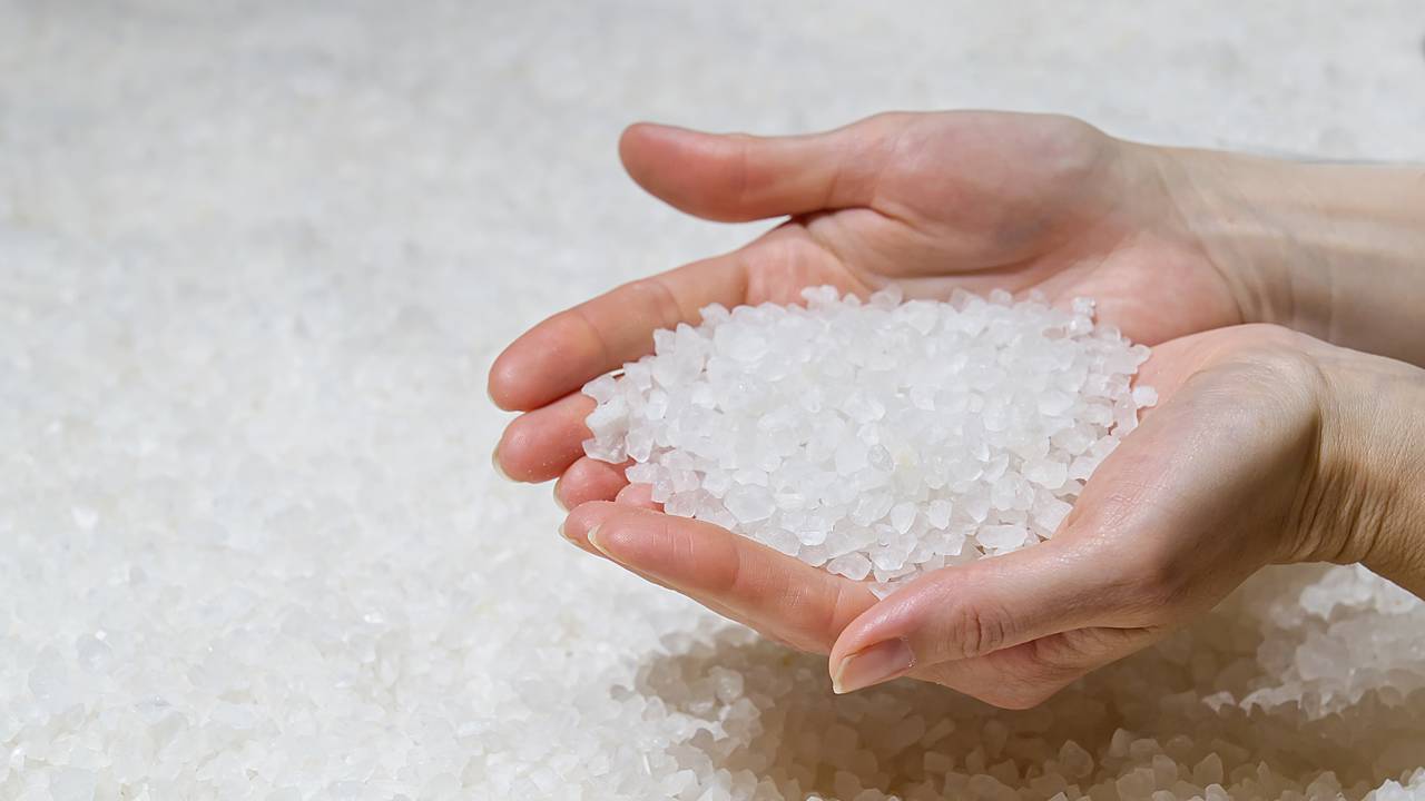 Uma vida equilibrada exige rituais de limpeza que funcionam. Saiba como a mistura de água e sal grosso transforma sua rotina e protege o bem-estar da sua família