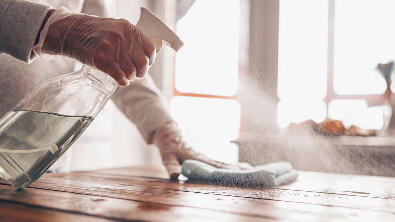 Por que a sujeira solta? A ciência da efervescência mecânica aplicada à limpeza pesada do seu lar.