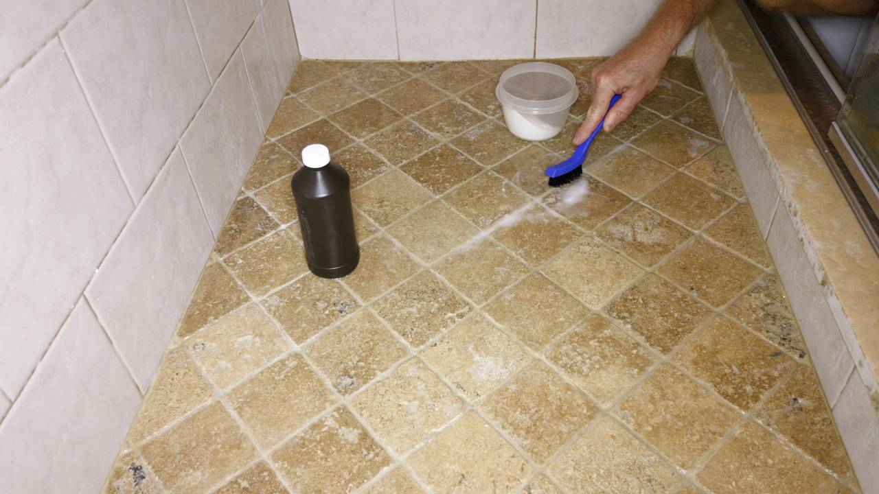 O uso de bicarbonato com água oxigenada está conquistando quem busca limpeza eficiente. Saiba por que essa combinação funciona tão bem.