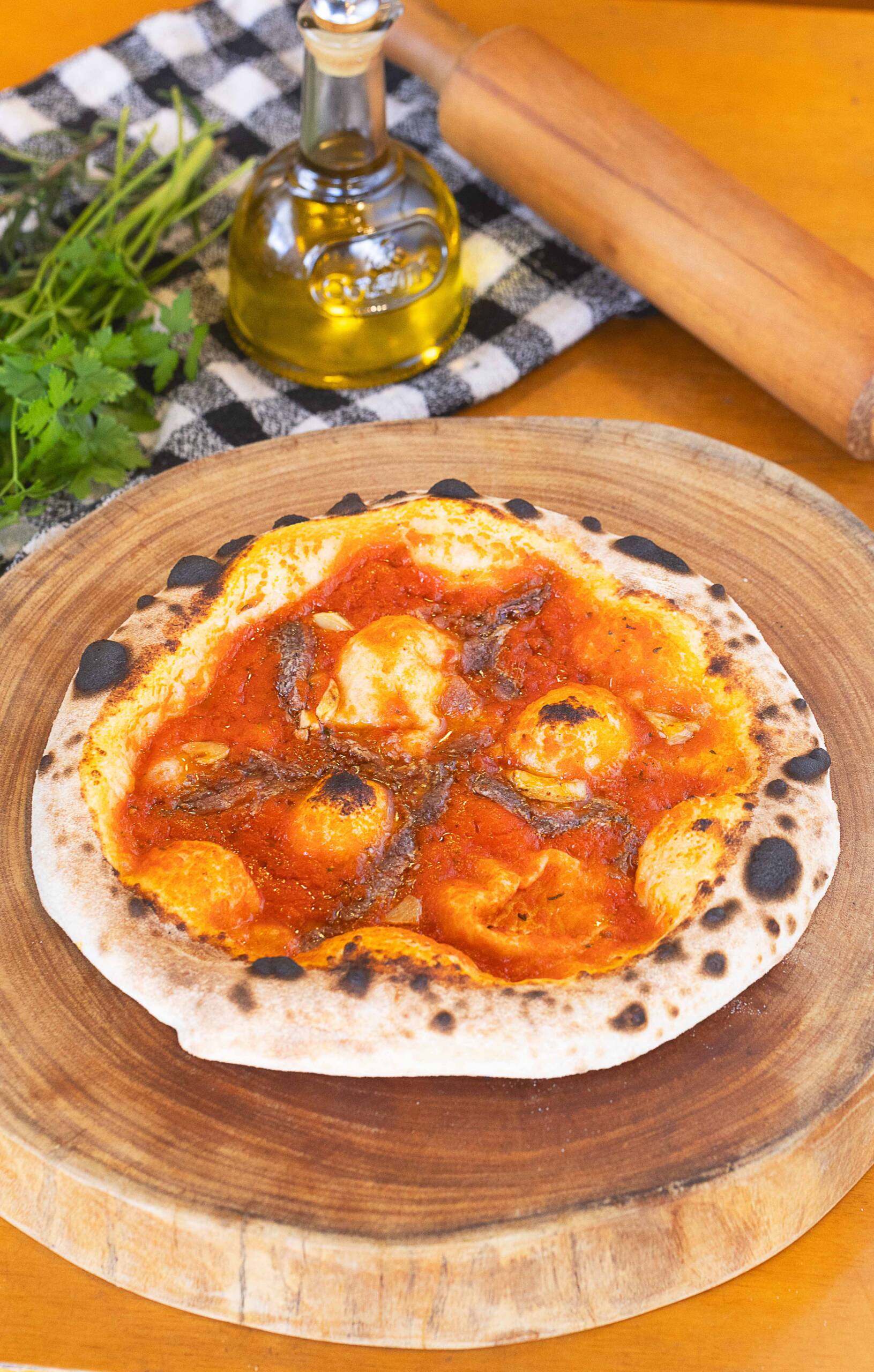 A Alici (R$64,90 / R$99) da Pizzaria Capuano vem com cinco filés do peixe inteiros em formato de estrela e fatias finas de alho