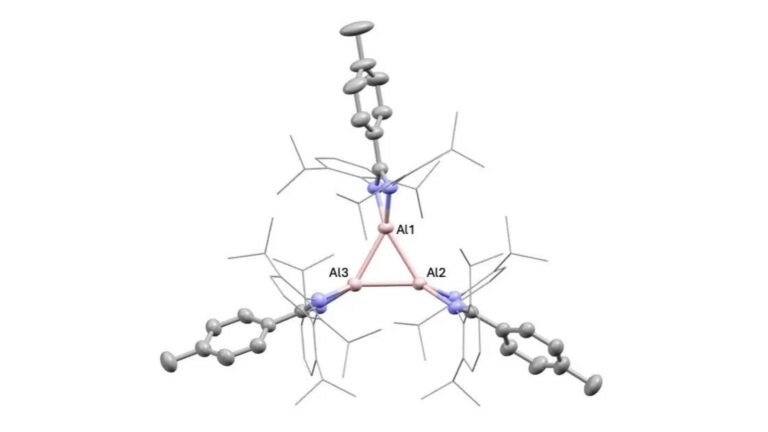Um modelo molecular de uma estrutura de alumínio de três átomos destaca a química incomum por trás de um possível avanço catalisador de baixo custo.