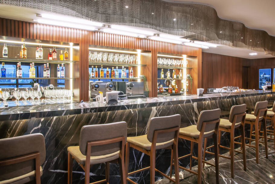 A W Premium Lounge funciona 24h na área de embarque do Terminal 2 de Guarulhos