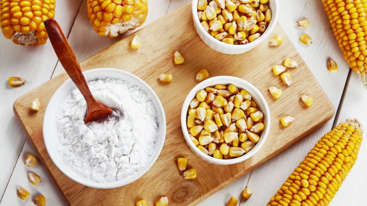 Mancha de óleo na roupa não precisa ser o fim da peça, veja como o amido de milho pode ajudar antes da lavagem.