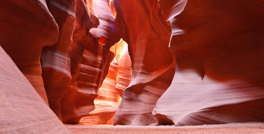 O Antelope Canyon é um famoso cânion de fenda conhecido por suas paredes de arenito esculpidas pelo vento e água, criando um visual espetacular