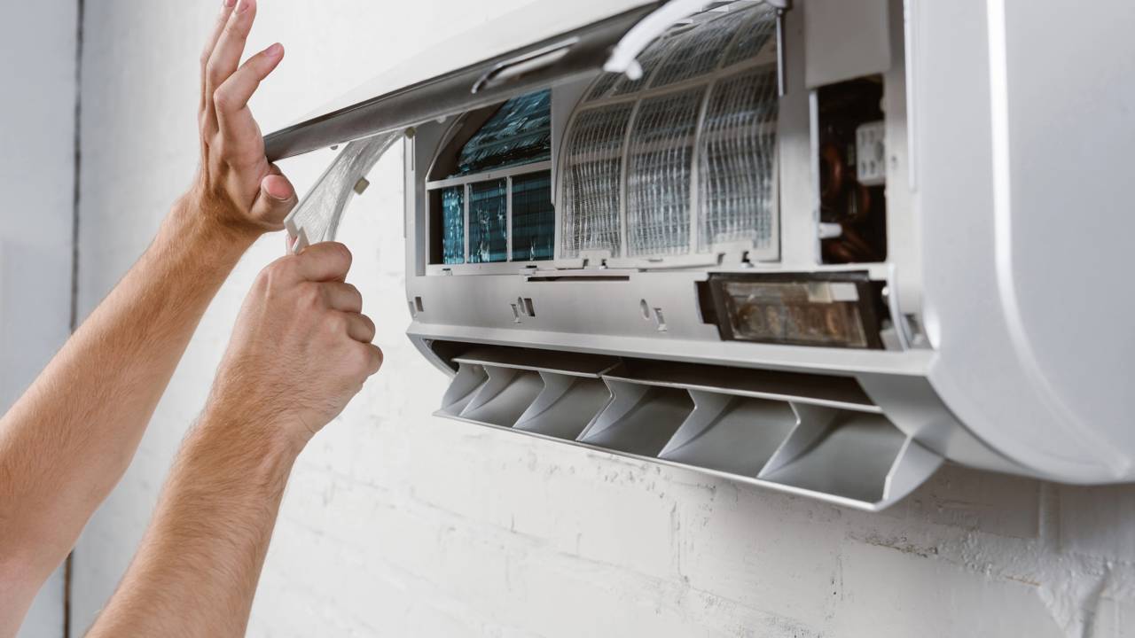 Não force o motor à toa! Aprenda a vedar seu quarto e usar o termostato com inteligência pra ter um verão geladinho e barato.