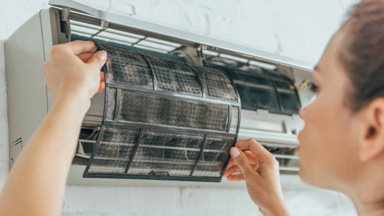 Esse cuidado simples com o ar condicionado pode reduzir o consumo e melhorar o ambiente. Entenda como limpar o filtro corretamente.