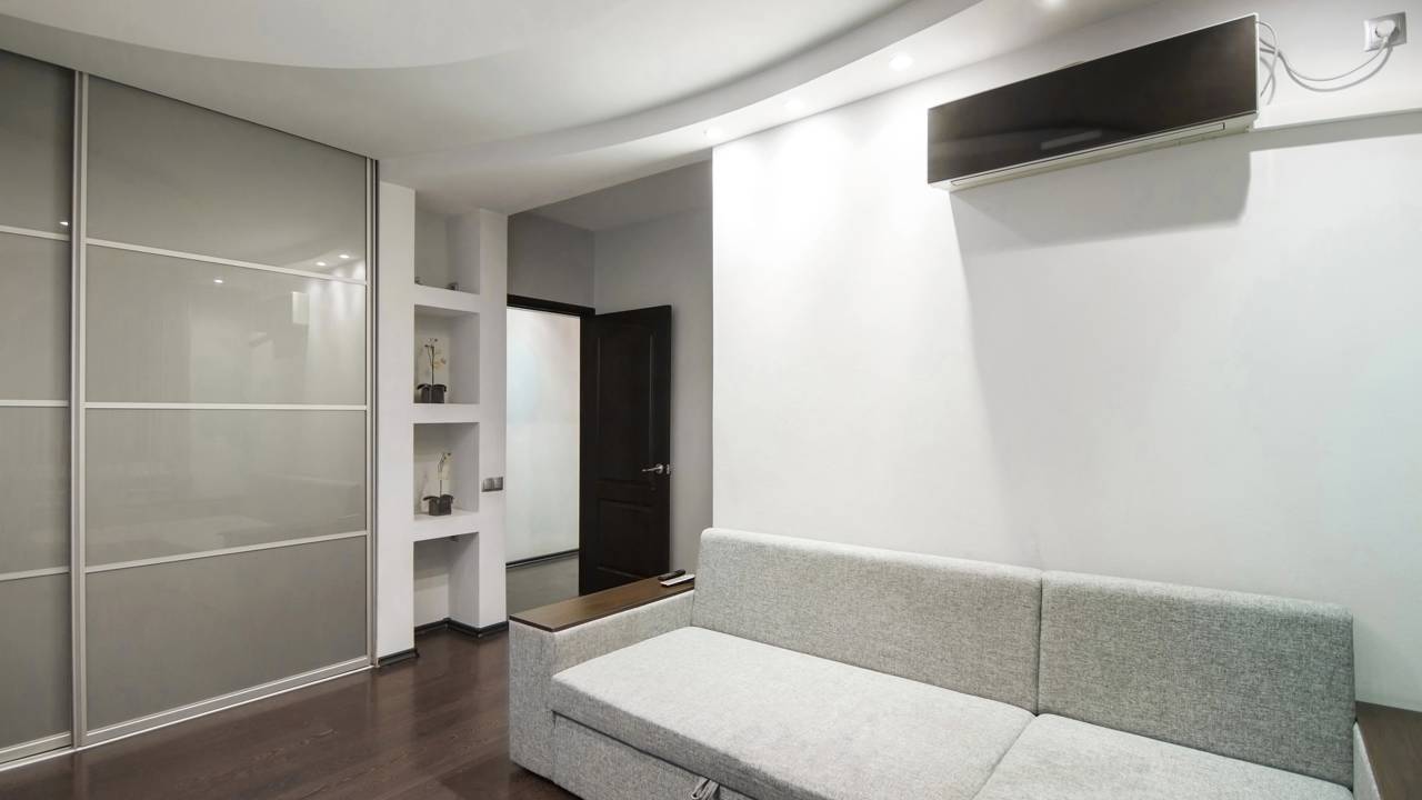 A forma de usar ar condicionado influencia direto na conta de luz. Saiba por que um único aparelho pode não ser a melhor escolha.