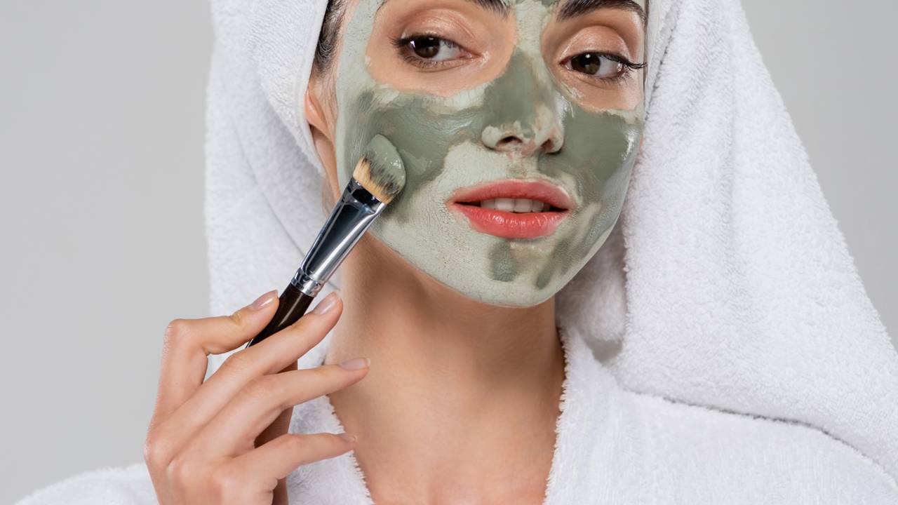Chega de agressões químicas! Entenda a ciência da argila verde e como ela atua como uma esponja inteligente para um rosto limpo e renovado.