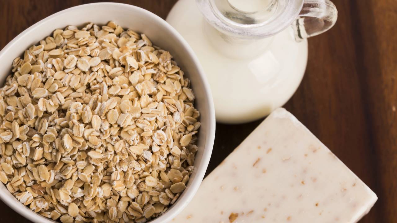 Por que a aveia acalma? A ciência das avenantramidas e a redução da irritação na pele sensível