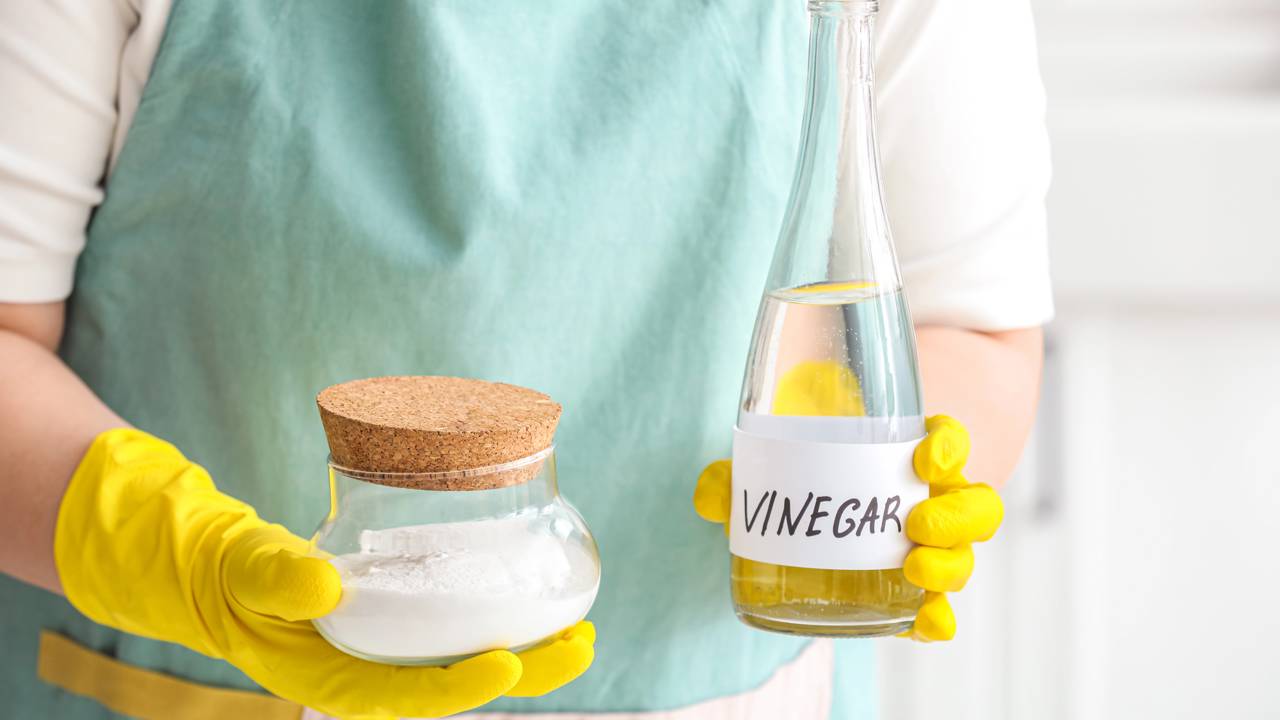 Essa combinação simples pode facilitar sua faxina. Entenda como usar bicarbonato e vinagre com mais eficiência no dia a dia.