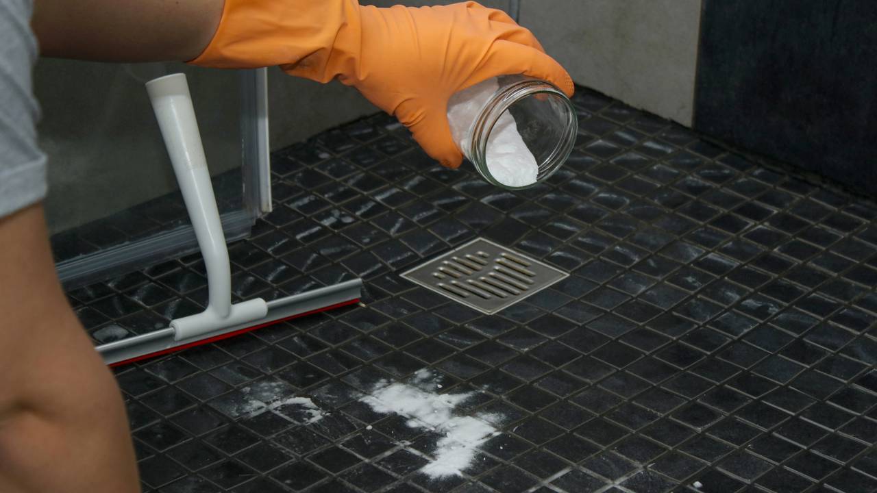 Limpar o ralo com bicarbonato e vinagre pode evitar entupimentos leves. Saiba como usar essa técnica simples e econômica em casa.