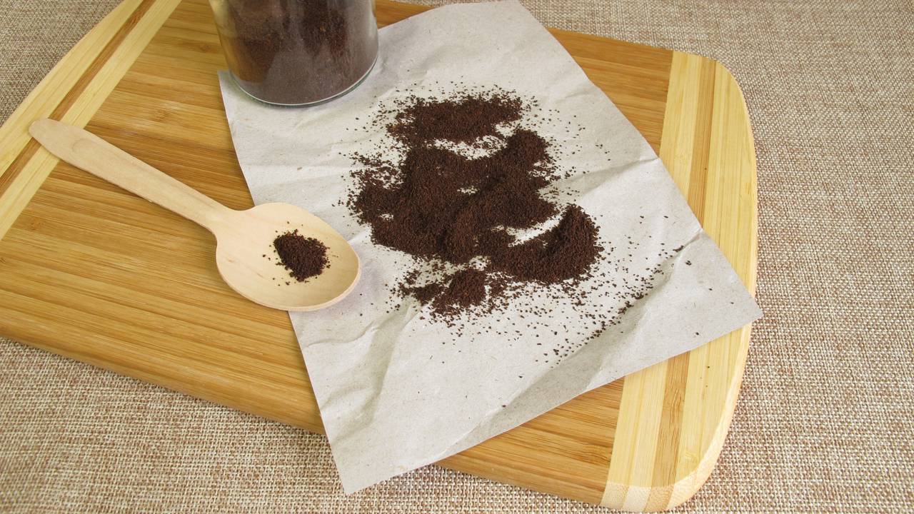 A borra de café pode ser aliada na faxina, ajudando a limpar e reduzir odores. Saiba como aplicar esse truque fácil na sua rotina.