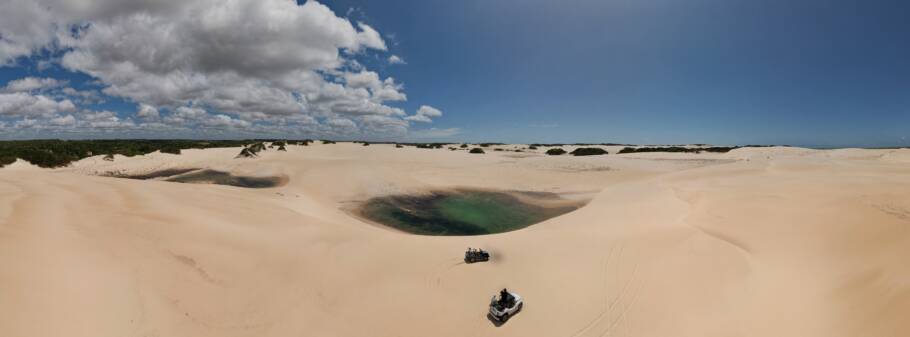 Buggys nas dunas de Genipabu, na cidade de Extremoz (RN)