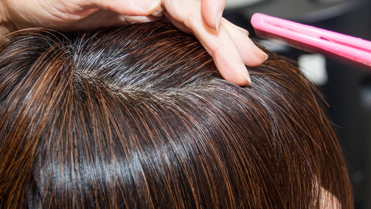 Pare de acreditar no mito de que arrancar um fio faz nascer sete. Confira o segredo da independência dos folículos e conquiste um cabelo de luxo com pouco.