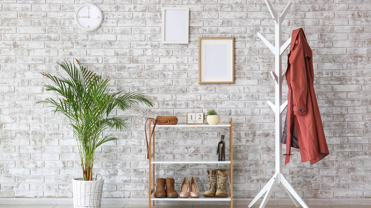 Do caos à clareza visual: descubra por que eliminar móveis de piso na entrada é a solução definitiva de design para imóveis compactos.