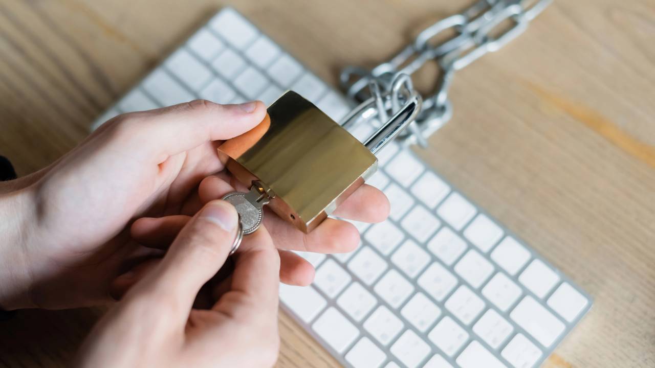 Não é mágica, é engenharia! Entenda por que o buraquinho do cadeado é o segredo contra a maresia e o travamento por umidade.