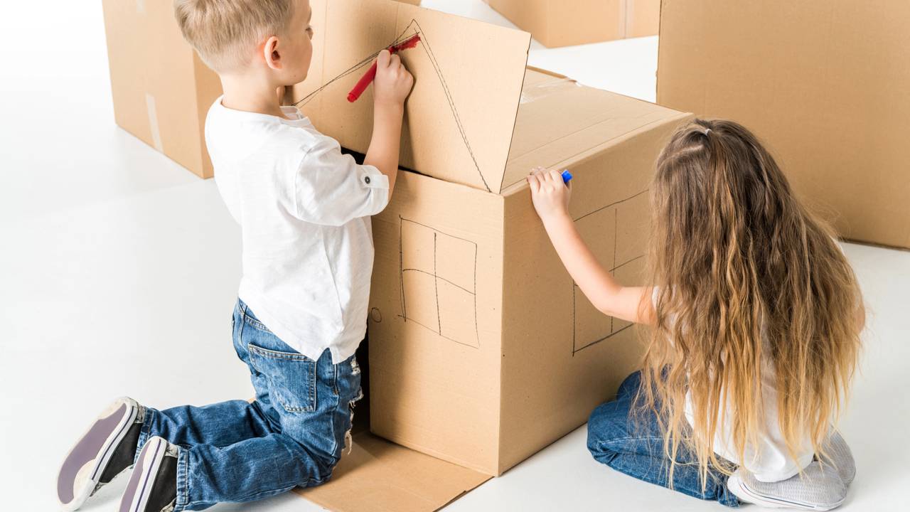 Organizar a casa com caixa de papelão ajuda a economizar e reaproveitar materiais. Saiba como criar soluções práticas e eficientes.