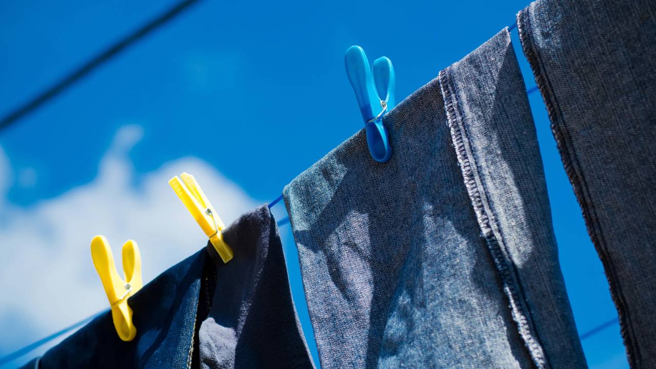 Você pode estar lavando sua calça mais do que o necessário. Saiba como equilibrar higiene e durabilidade com hábitos simples do dia a dia.