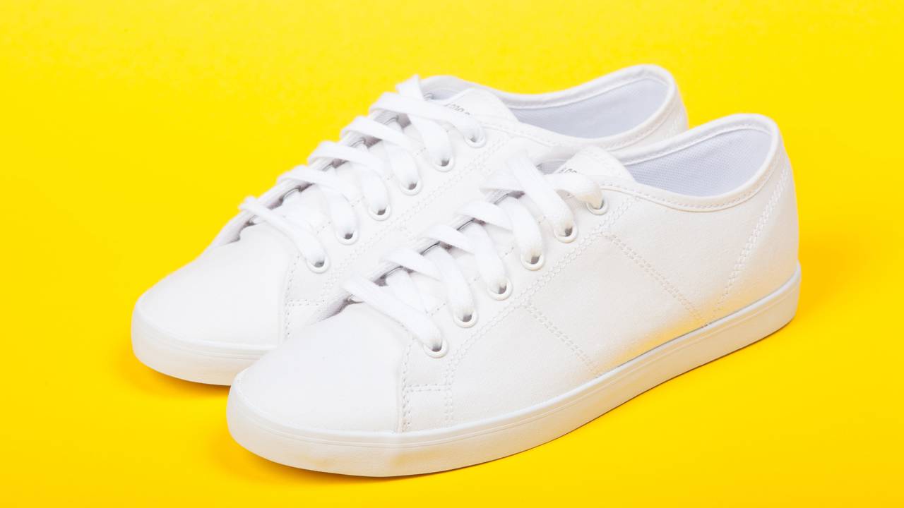 Esse truque simples está ajudando muita gente a recuperar o branco do tênis. Entenda como limpar o solado sem danificar o material.