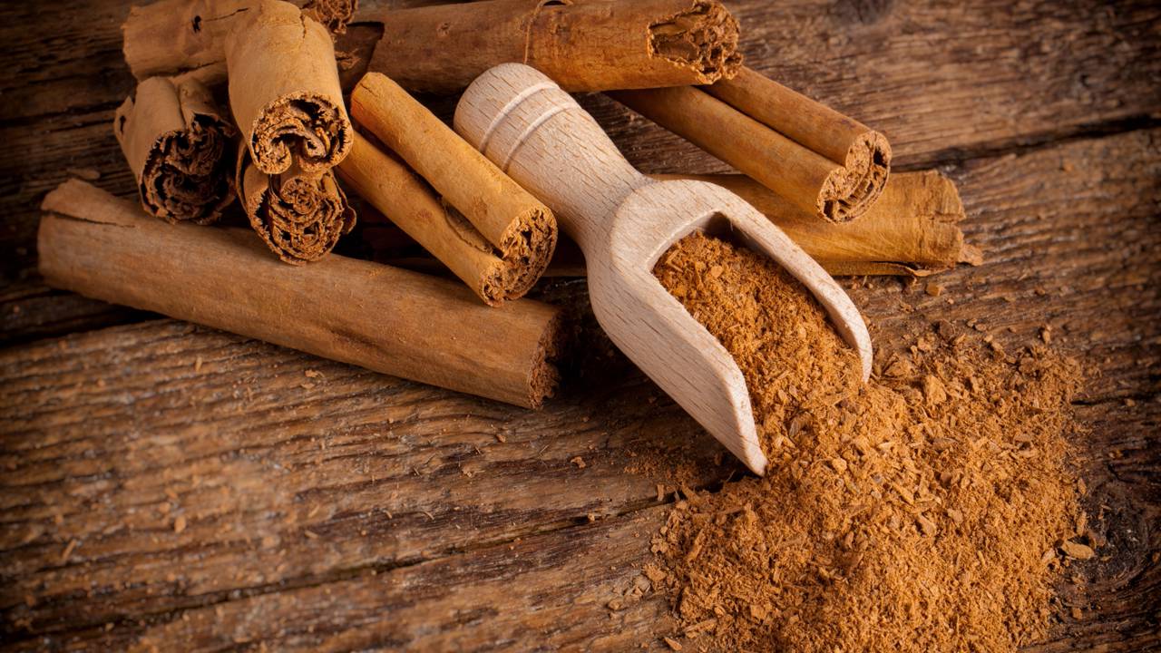 Use a canela em pó como um repelente eficiente, barato e sustentável.