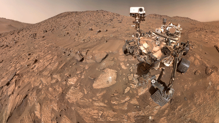O rover Perseverance Marte da NASA tirou esta selfie, composta por 62 imagens individuais, em 23 de julho de 2024. Uma rocha apelidada de Cheyava Falls fica à esquerda do rover, perto do centro da imagem.
