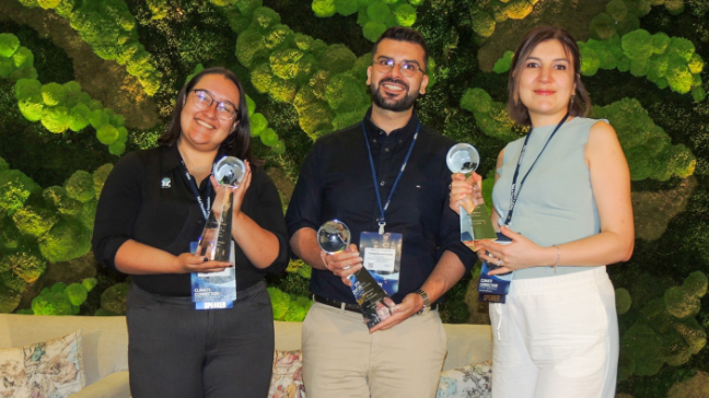 m grupo de estudantes da Faculdade de Engenharia da Universidade de Miami está explorando como as algas podem ajudar a transformar a forma como o concreto é feito. Jasmine Rodriguez, Farzad Rezaeicherati e Sevil Ozsut
