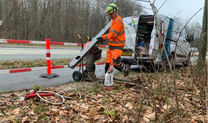 A nova iluminação também foca em garantir a segurança e acessibilidade do trânsito para motoristas e ciclistas no trecho.