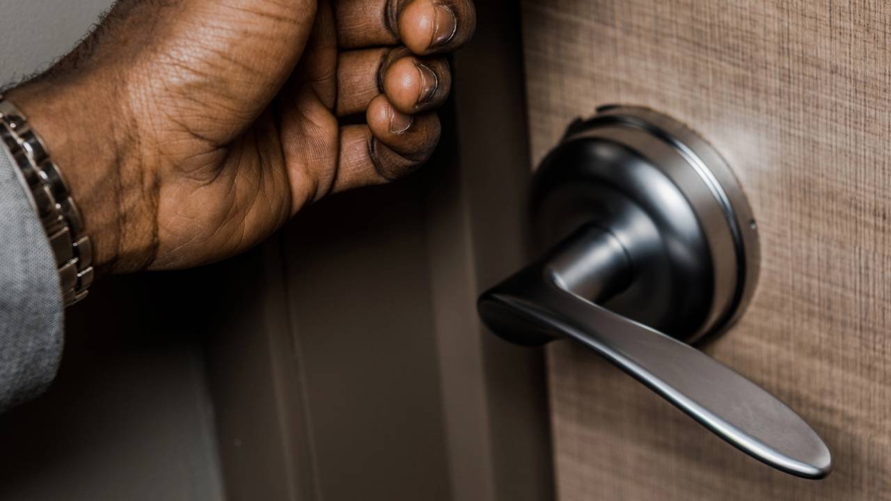 Deixar a chave na porta estraga a fechadura? Saiba como o uso incorreto gera folgas e travamentos no miolo.