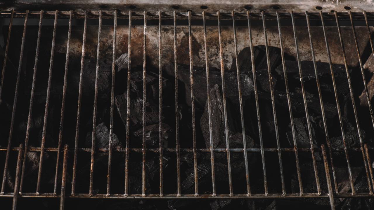 Pare de gastar com produtos fortes que danificam o metal e a saúde. Confira o segredo da limpeza por absorção e conquiste uma churrasqueira de luxo agora mesmo.