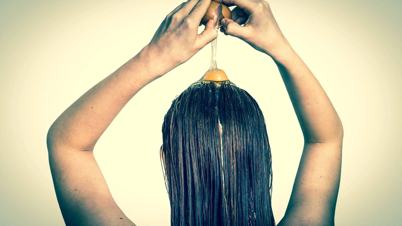 Uma vida equilibrada exige cuidados de beleza que funcionam de verdade. Saiba como a mistura de clara e azeite transforma sua rotina e protege o brilho da sua família.