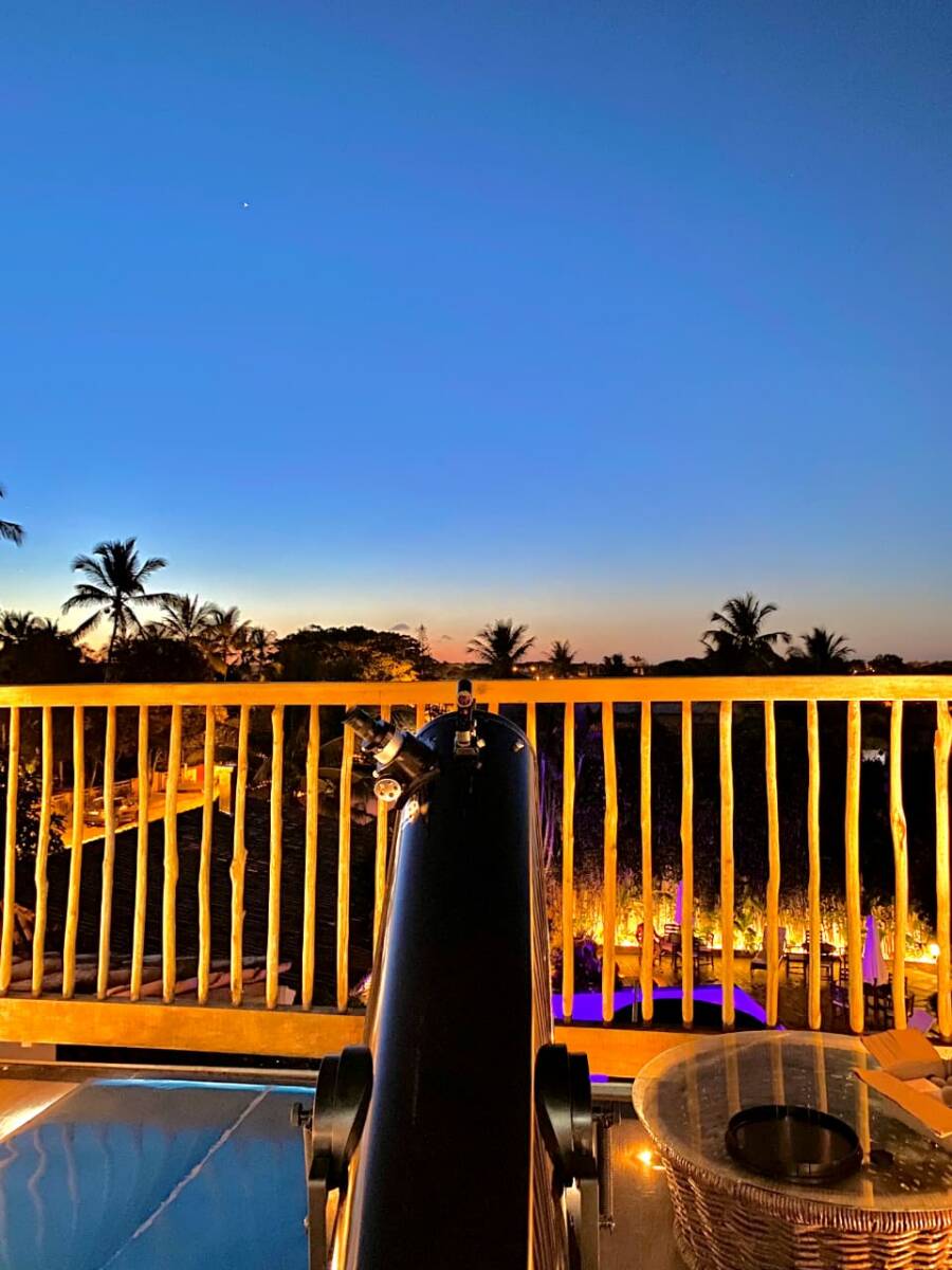 A baixa iluminação urbana somada a uma atmosfera considerada limpa permite que o céu revele estrelas e a lua