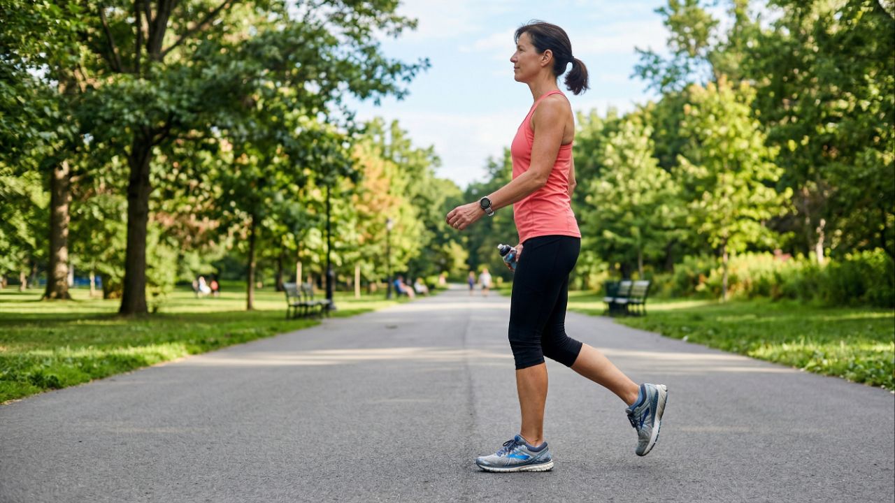 Caminhada e treino funcional juntos estabilizam os joelhos e reduzem sobrecargas.
