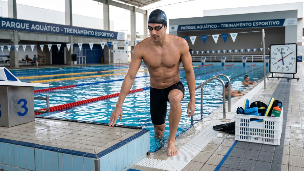 A natação melhora o perfil lipídico e a saúde cardiovascular ao estimular o metabolismo e o controle do peso.