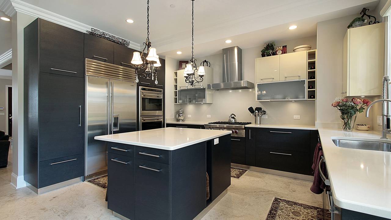 Fritadeira e batedeira no lugar certo. Saiba como usar prateleiras deslizantes para evitar o superaquecimento dos armários