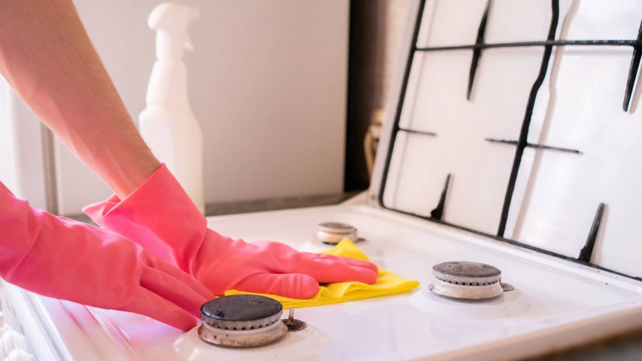 O segredo do ponto de fumaça: entenda por que o óleo “gruda” na casa e como evitar o mau cheiro.