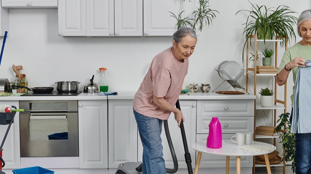 Por que se abaixar dói? A ciência por trás do design universal e o conforto das articulações na cozinha.