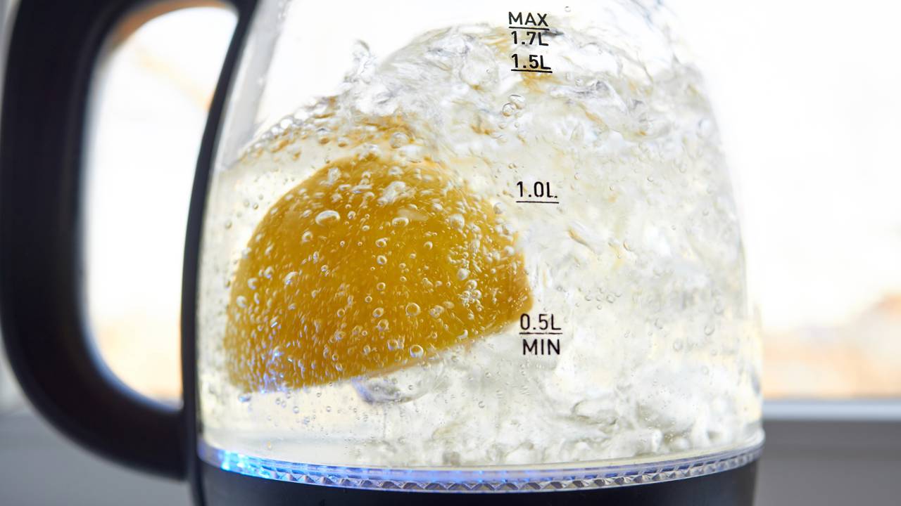 Chaleira com calcário? Entenda em por que descalcificadores profissionais são mais seguros que vinagre para limpar a resistência e proteger seu aparelho.