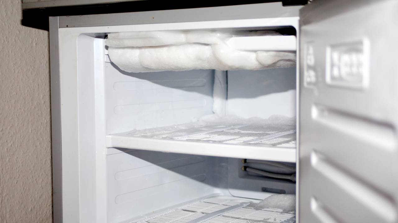 Pare de gastar com consertos por mau uso do congelador. Confira o segredo do vapor de água quente e conquiste uma geladeira de luxo.