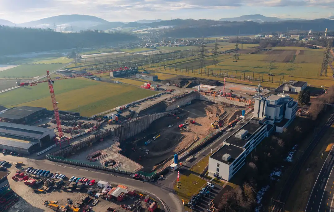 Em vez de armazenar energia em eletrodos sólidos, eles usam eletrólitos líquidos que são armazenados em grandes tanques e bombeados para uma pilha de células que convertem energia química em eletricidade.