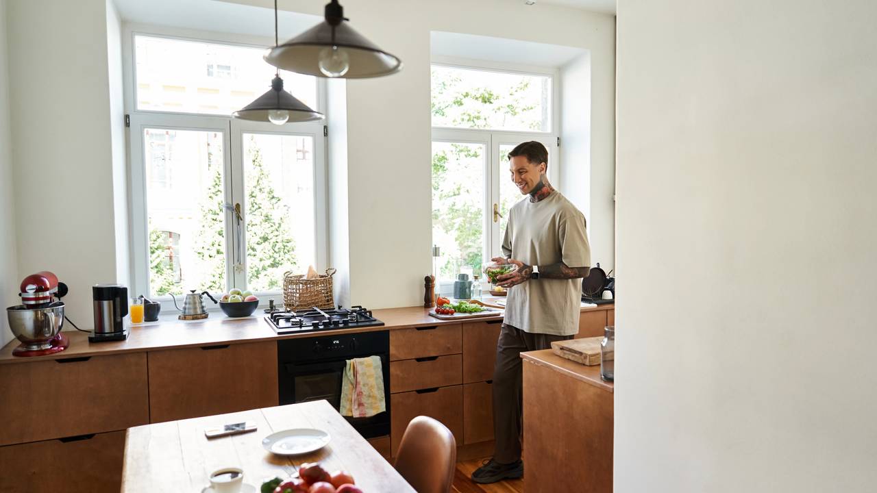 Fios expostos nunca mais. Saiba como integrar tomadas dentro dos armários para um visual limpo e moderno.