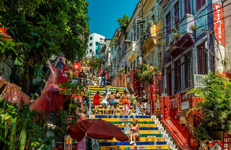 Turistas na famosa Escadaria Selarón, no centro do Rio de Janeiro