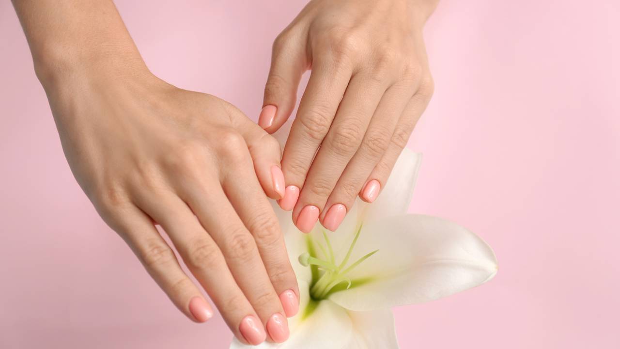 O nude rosado é o esmalte ideal para unhas elegantes sem exagero. Entenda por que ele virou o novo favorito.