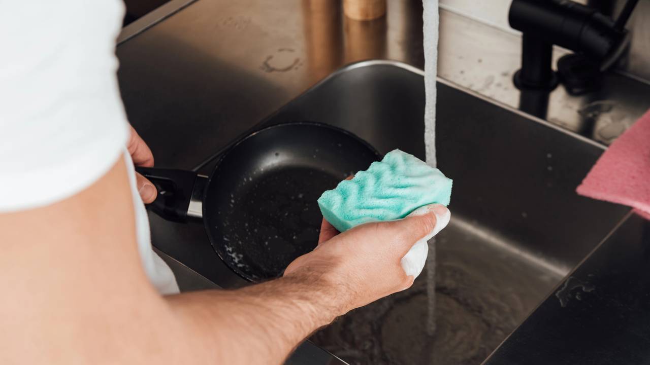 Ar seco pode melhorar com um umidificador caseiro feito com esponja. Método simples, sem energia e ideal para quartos pequenos.