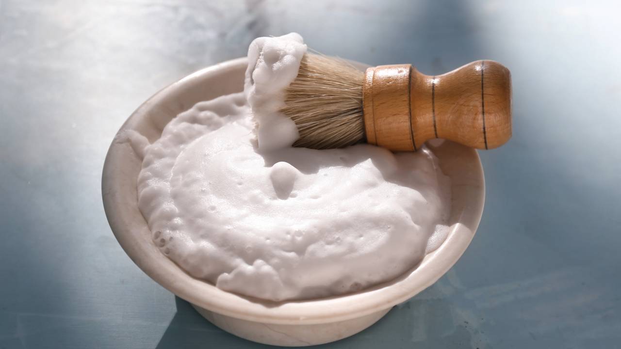 Quer uma limpeza rápida e simples? Veja como a espuma de barbear pode ajudar a deixar banheiro e vidros mais limpos.