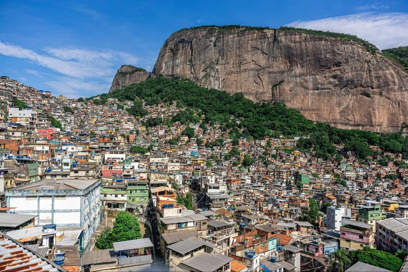A atividade é feita com um guia que fala português