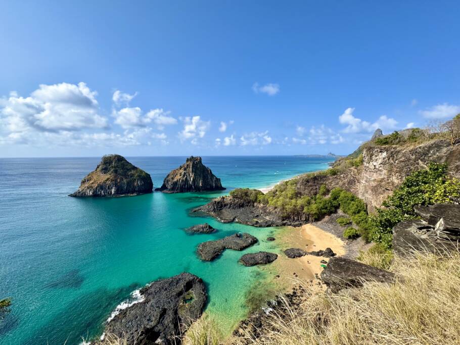 A Baía do Sancho, em Fernando de Noronha (PE), é frequentemente eleita a melhor praia do mundo