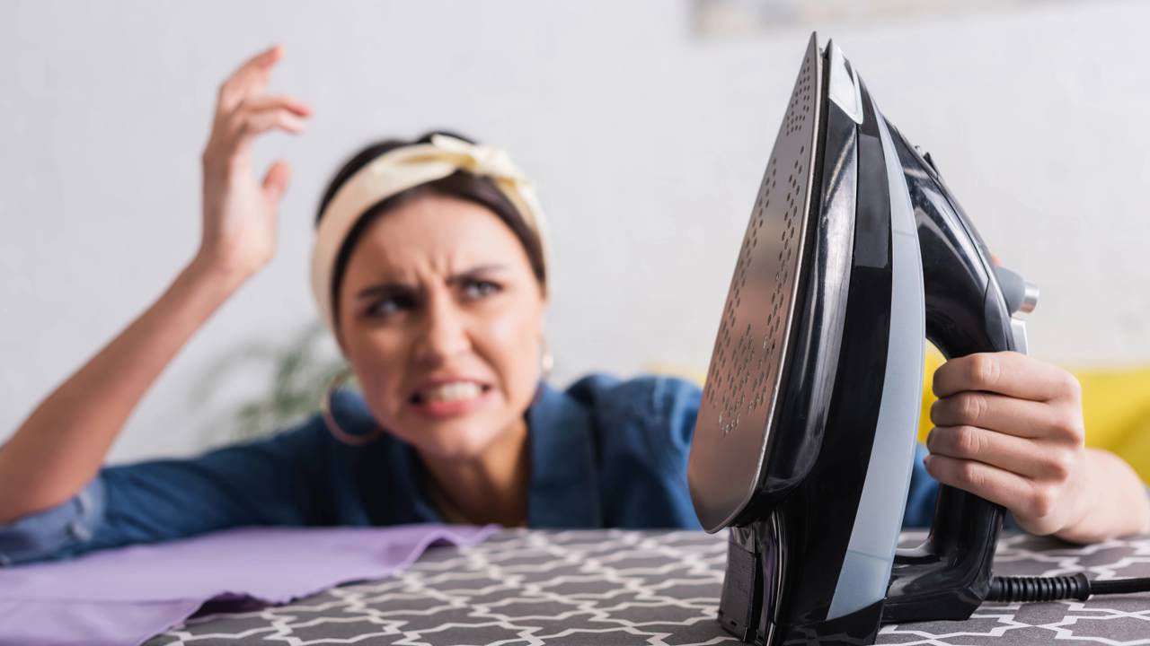 Por que o tecido gruda? A ciência da queima de polímeros e como neutralizar a aderência na base