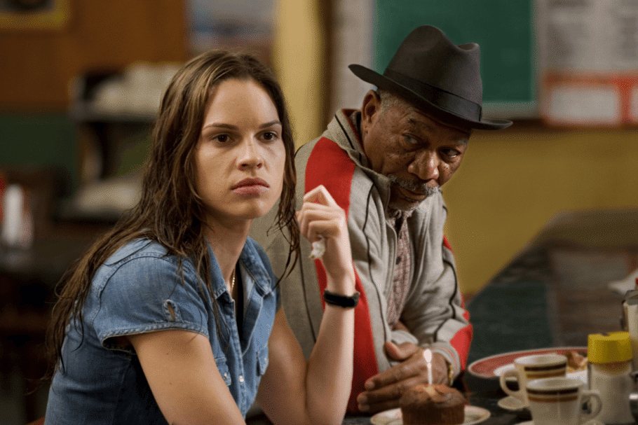 Em “Menina de Ouro”, uma jovem determinada encontra no boxe a chance de transformar sua vida ao lado de um treinador marcado pelo passado (Imagem: Reprodução Digital | EUROPA FILMES)