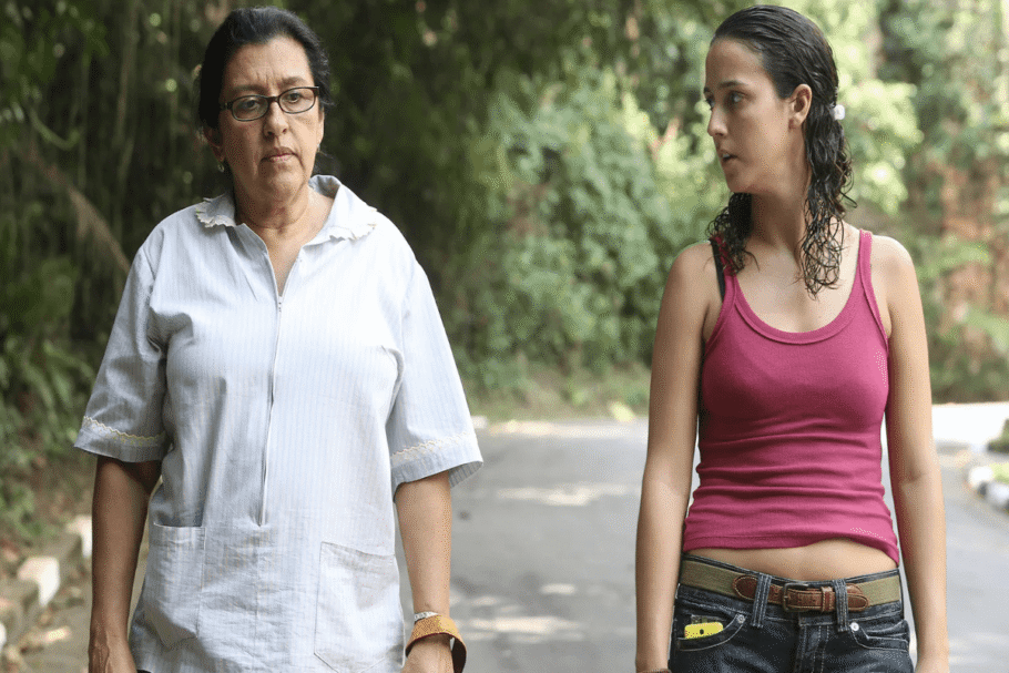 Em “Que Horas Ela Volta?”, a chegada da filha de Val abala as relações e expõe desigualdades dentro de uma casa (Imagem: Reprodução digital | PANDORA FILMES e PARIS FILMES)