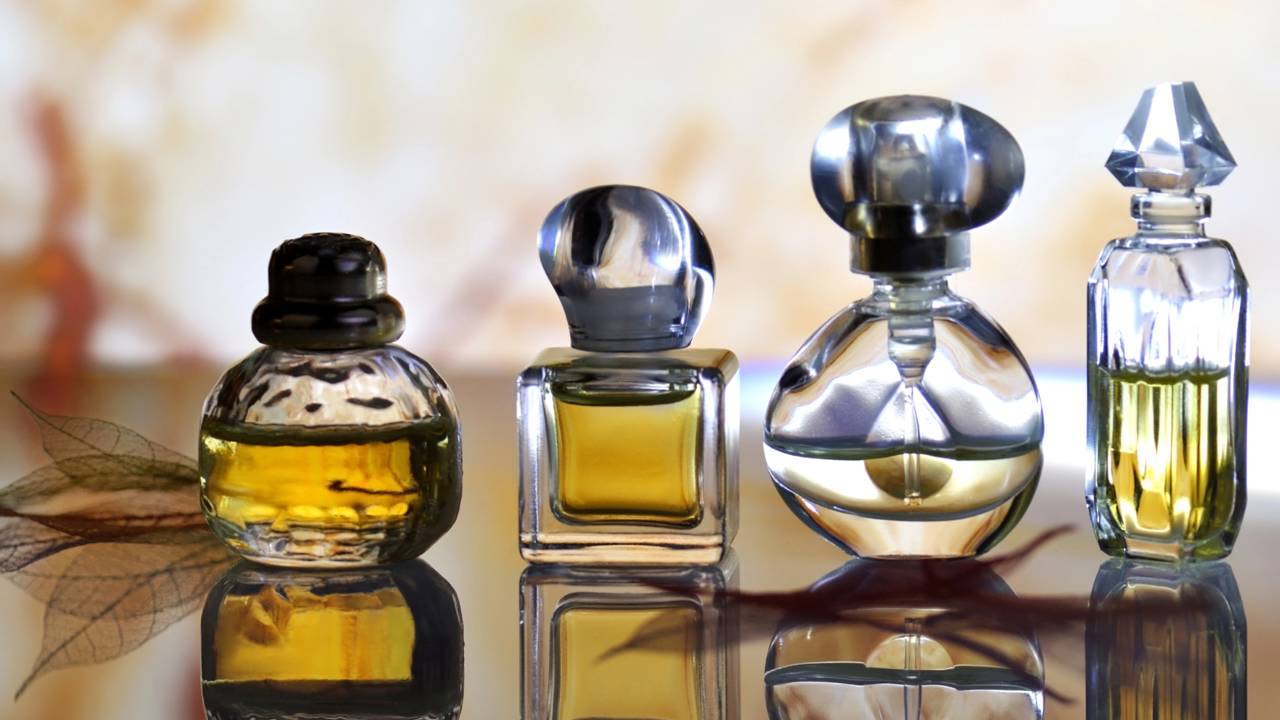 Confira o segredo do difusor caseiro em frascos de perfume e conquiste um lavabo de luxo com pouco